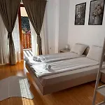 Apartment Wood Fireplace Duplex Near - Parking, Sleeps 6