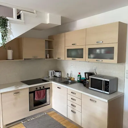 Wood Fireplace Duplex Near - Parking, Sleeps 6 דירה *
