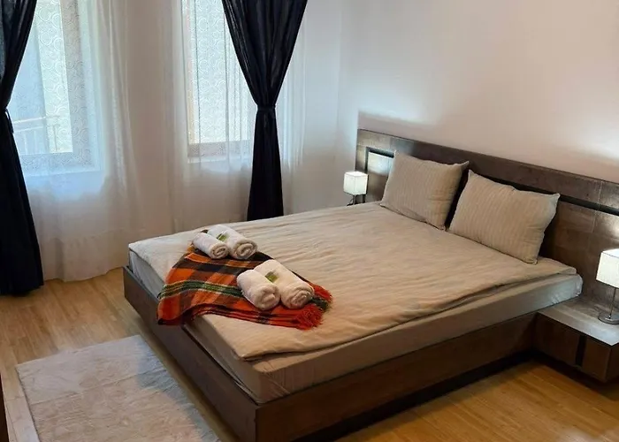 Wood Fireplace Duplex Near - Parking, Sleeps 6