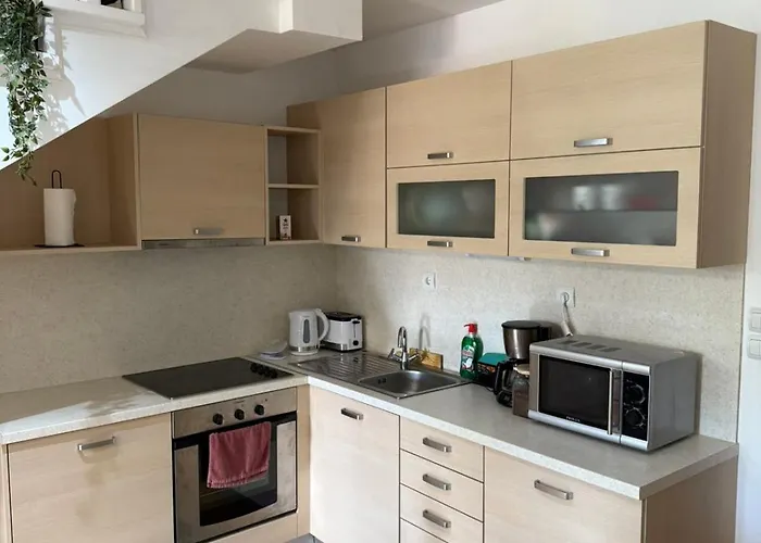 Wood Fireplace Duplex Near - Parking, Sleeps 6 Apartment *