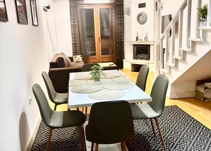 Wood Fireplace Duplex Near - Parking, Sleeps 6