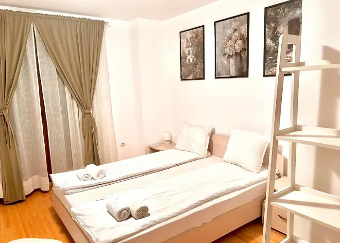 Wood Fireplace Duplex Near - Parking, Sleeps 6