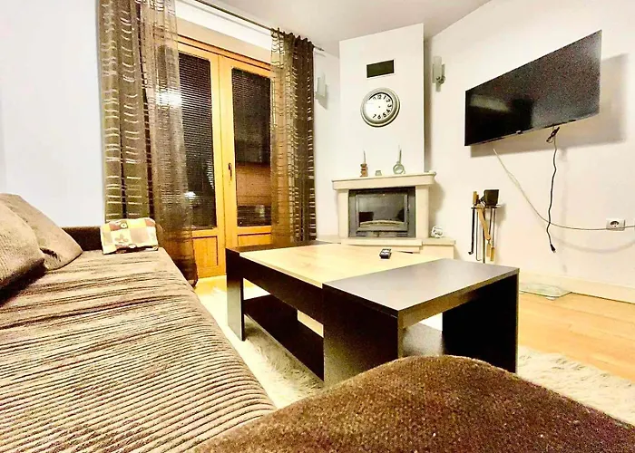 Wood Fireplace Duplex Near - Parking, Sleeps 6 Apartment